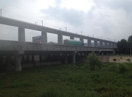 河南省连霍高速青龙涧大桥预应力碳纤维板加固